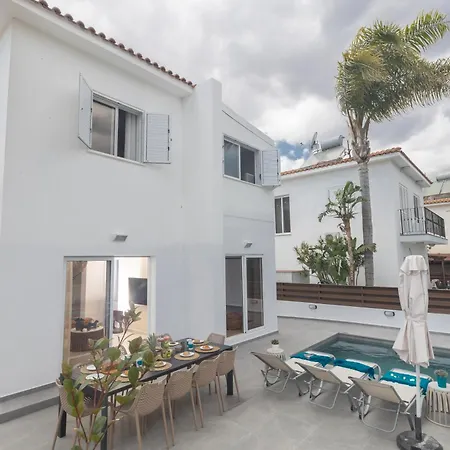 Evelmar Villa *